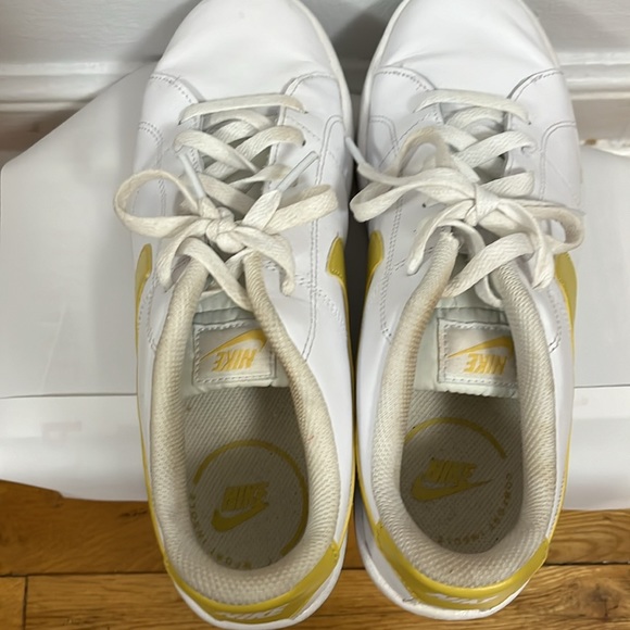 Yellow and white Nikes only been used twice - Picture 2 of 3